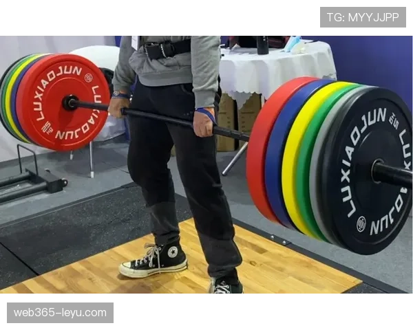 吕小军这训练强度，38岁还能把杠铃片当玩具玩？